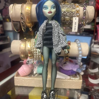 Monster High Ghoulia Yelps Doll Blue Hair Fishnet Look